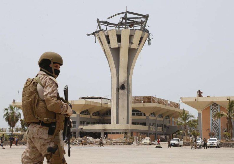 Un soldado de la Coalición Árabe en el aeropuerto de Adén.