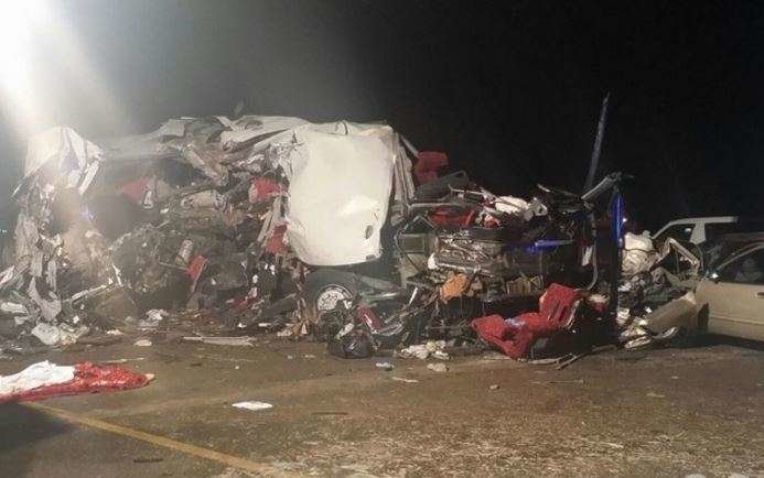 Los restos del accidente ocurrido en una carretera de Omán.