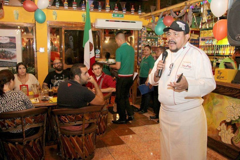 El chef mexicano Ernesto Cab Vera, en el restaurante María Bonita de Dubai. (EL CORREO)