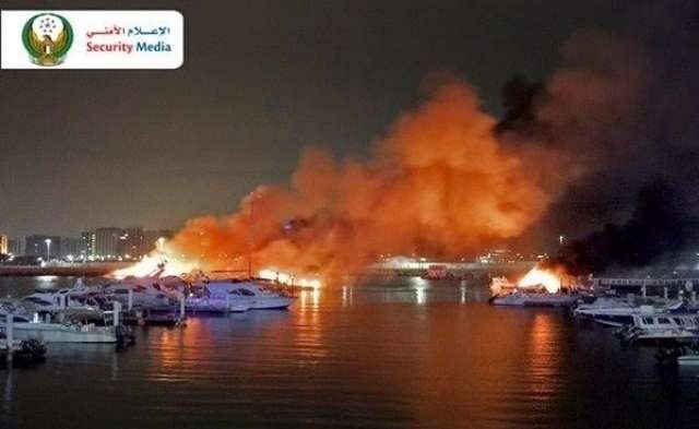 En la imagen un momento del incendio en el Puerto Deportivo de Abu Dhabi.