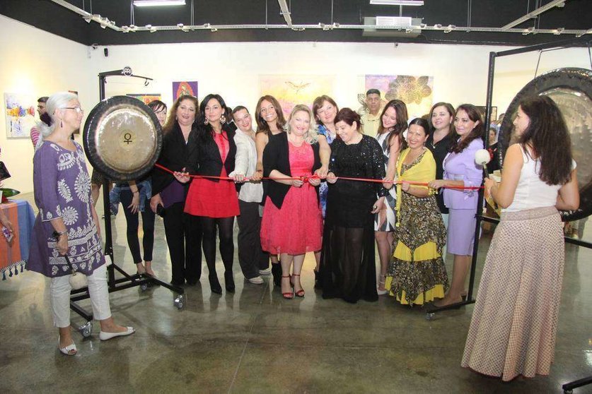Momento de la inauguración de la exposición Con luz propia en la galería Artissima de Dubai. (EL CORREO)