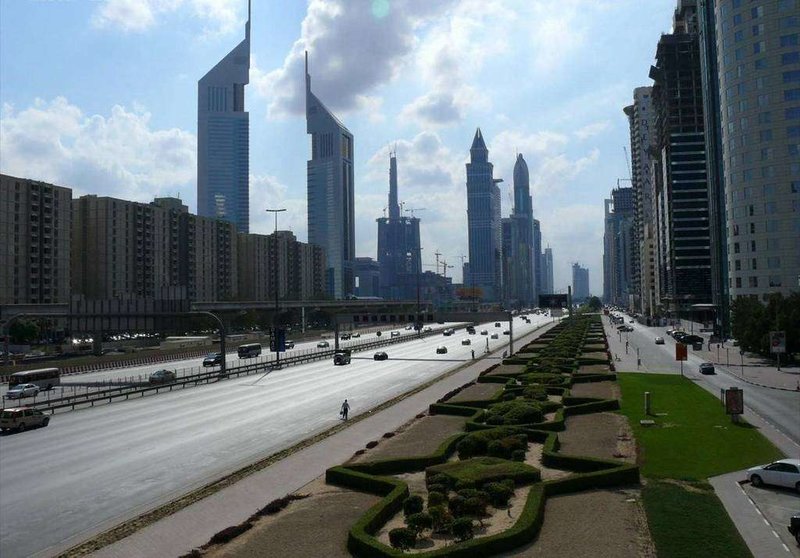 Sheikh Zayed Road a su paso por el centro de Dubai.