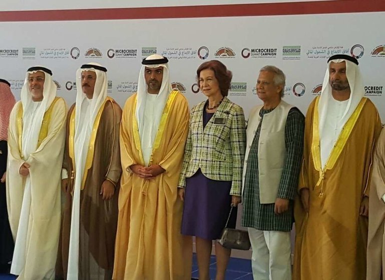 La Reina Sofía de España junto a HE Sultan bin Saeed Al Mansouri, el jeque Hamed bin Zayed y Muhammad Yunus, en la 18 Cumbre del Microcrédito que se celebra en Abu Dhabi. (Cedida)