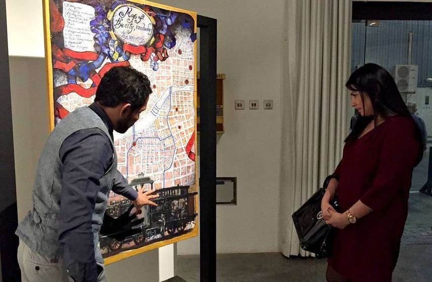 Fernández le muestra el mapa de su ciudad a Claudia Guevara, cónsul general adscrita. (EL CORREO)
