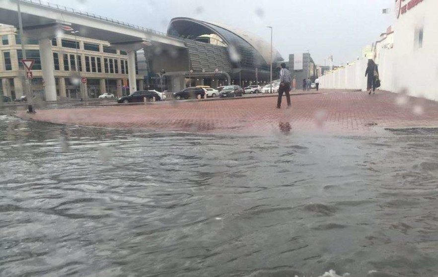 Calle inundada en Dubai a causa de las intensas lluvias. (@wafaqasim)
