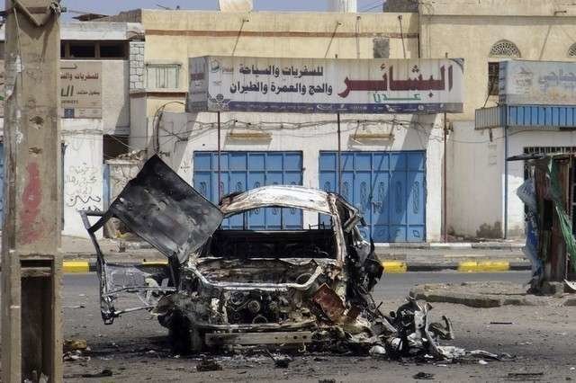 Restos de un vehículo tras explosionar en Adén. (Reuter)
