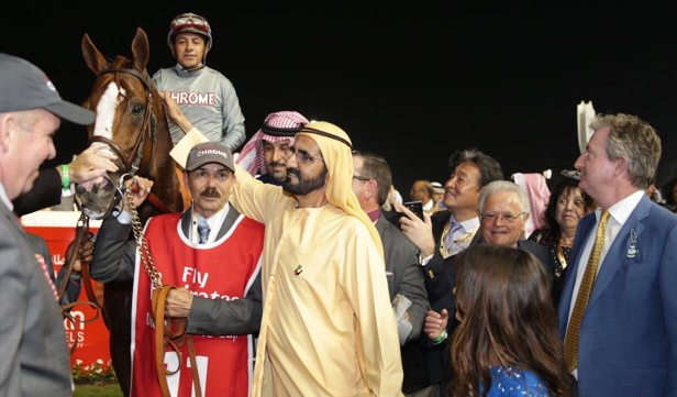 El gobernante de Dubai junto al jinete mexicano y el caballo ganador.