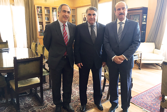 El subsecretario de Relaciones Exteriores, Edgardo Riveros, el presidente de la Comisión de RR.EE. del Senado, Francisco Chahuán, y el embajador de EAU en Chile, Abdullah Mohammed Almaainah.en un encuentro el pasado enero. 