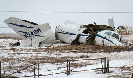 El avión se estrelló contra el suelo y se partió en tres.