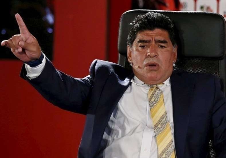 Maradona en el palco del campo de fútbol de Abu Dhabi.