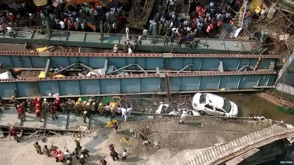 Imagen del paso elevado que se ha derrumbado en Calcuta. (BBC, Twitter)