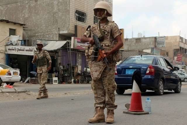 Soldados yemeníes en el distrito de Al Mansoura. (AFP)