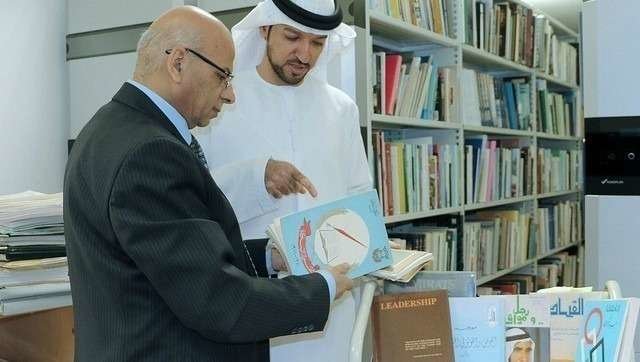 Mansour Al Mansouri, director del Consejo Nacional de Medios, entrega los libros al Archivo Nacional. (WAM)