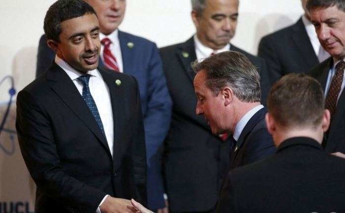 Sheikh Abdullah bin Zayed, Ministro de Asuntos Exteriores y de Cooperación Internacional, saluda primer ministro británico, David Cameron, en la Cumbre de Seguridad Nuclear en Washington (Reuters).