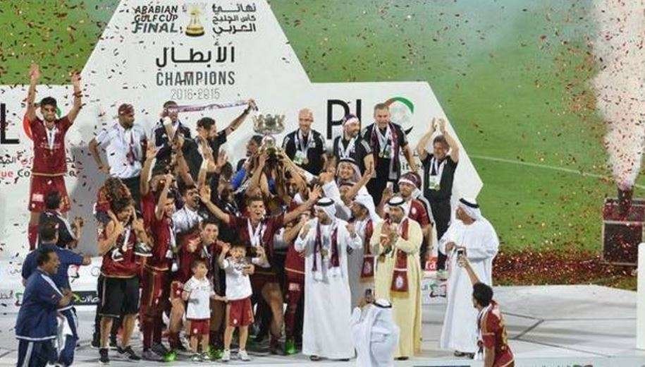 El equipo de Al Wahda de Abu Dhabi tras declararse campeón de EAU.