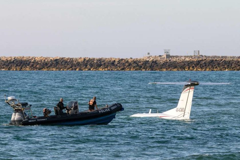El avión aterrizó en el mar Mediterráneo.