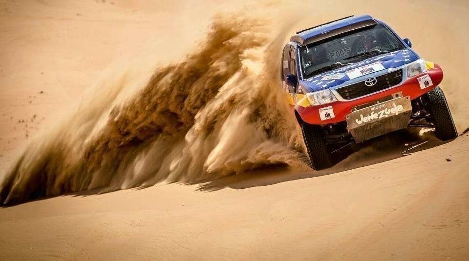 El Team Azimut por las dunas del desierto de Liwa. 