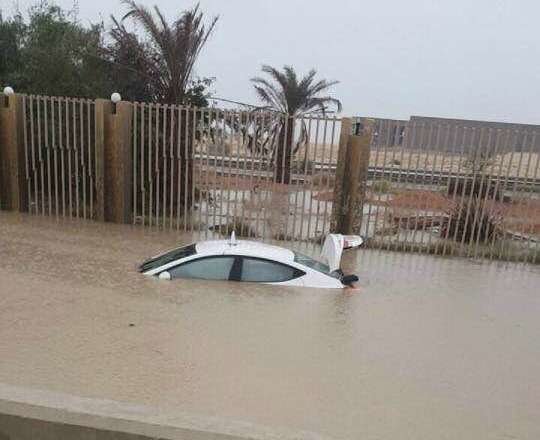 Coche sumergido por las fuertes lluvias el pasado martes en Riad. (Cedidas)