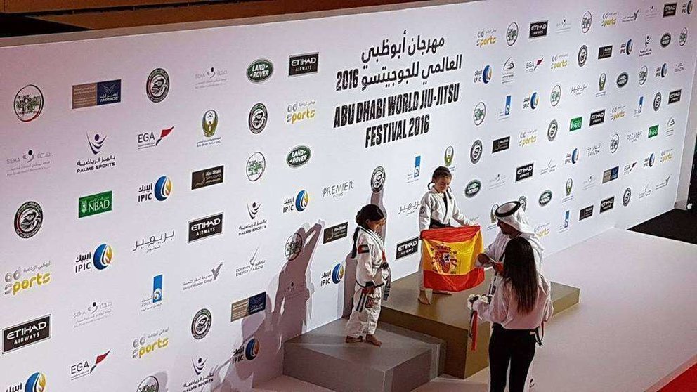Lola Martínez, sobre el podium de Abu Dhabi.