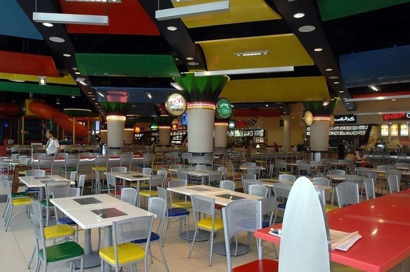 Una imagen de la zona de comidas de un centro comercial.