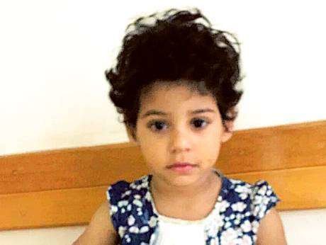 Imagen de la niña de dos años abandonada en Omán.