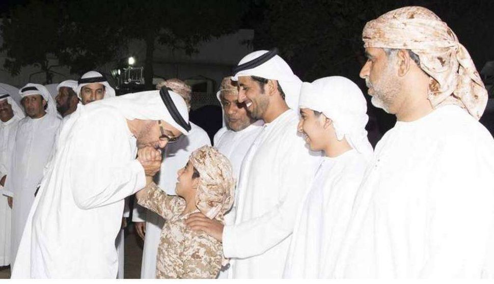 El príncipe heredero de Abu Dhabi durante su visita a Al Ain.