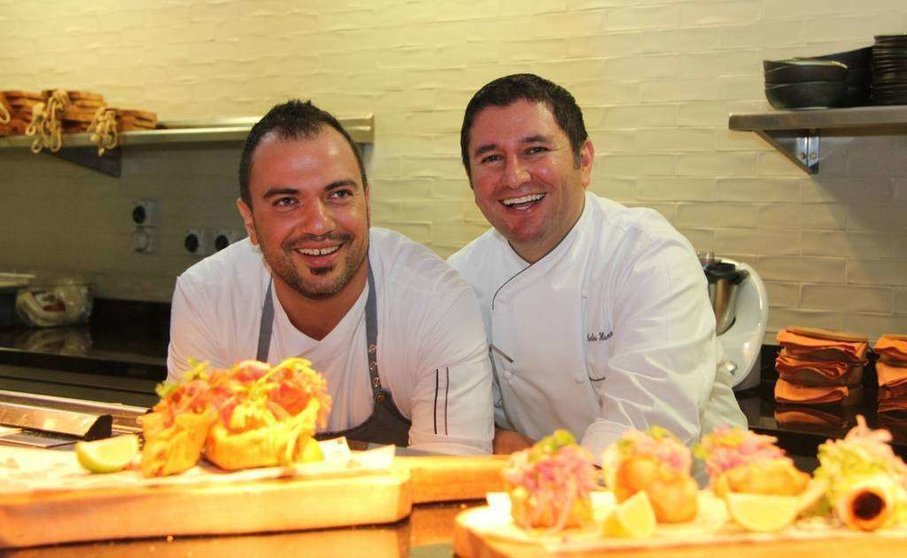 Los chefs mexicanos Carlos Hannnon -a la derecha- y Daniel Hurtado, en La Tablita. (EL CORREO)