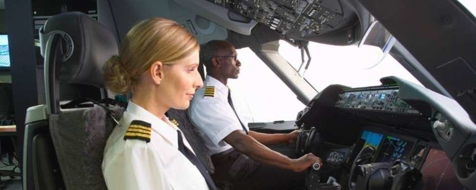 Pilotos a los mandos de una aeronave.
