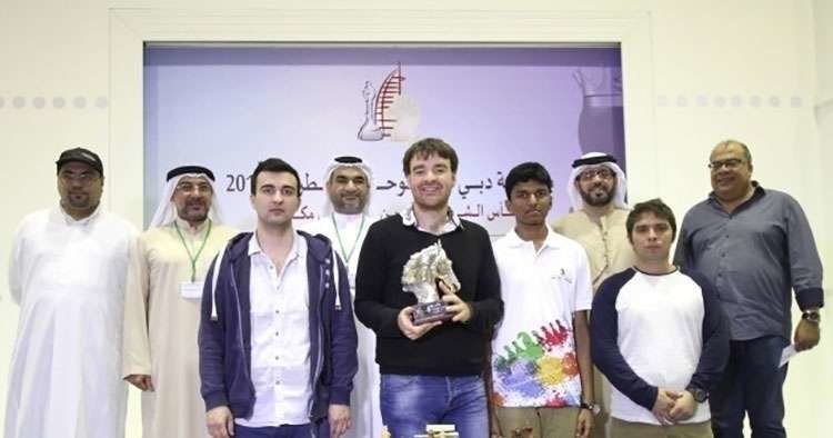 Lázaro Butrón con el trofeo conquistado en Dubai.