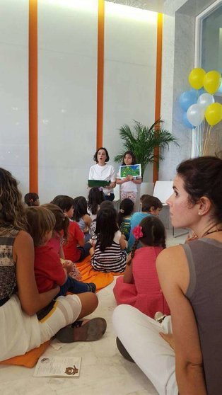 Claudia Mejía, fundadora de La Hora del Cuento, se dirige a los niños en los actos del cuarto aniversario. (Cedida)