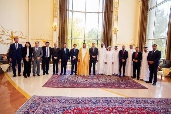 El jeque de Ras Al Khaimah junto a los representantes diplomáticos latinoamericanos y otras autorides y personalidades. (Cedida)