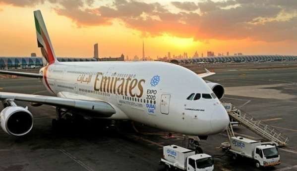 Un avión A380 de la aerolínea Emirates en el aeropuerto de Dubai.