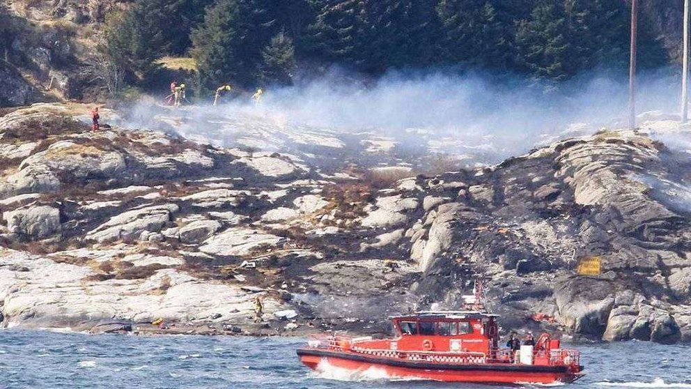 Los equipos de rescate intervienen tras el siniestro del helicóptero en Noruega. (RTVE Twitter)