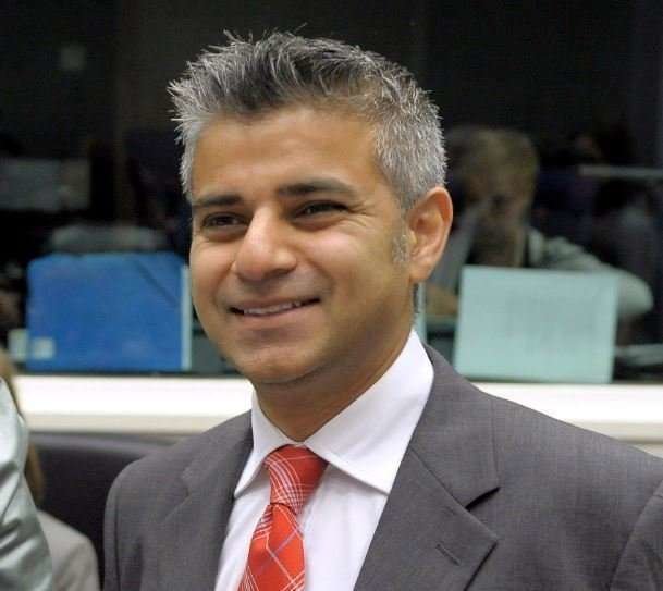 .El candidato laborista a la alcaldía de Londres, Sadiq Khan, en el Parlamento Europeo en 2009, cuando era ministro de Transportes. EFE