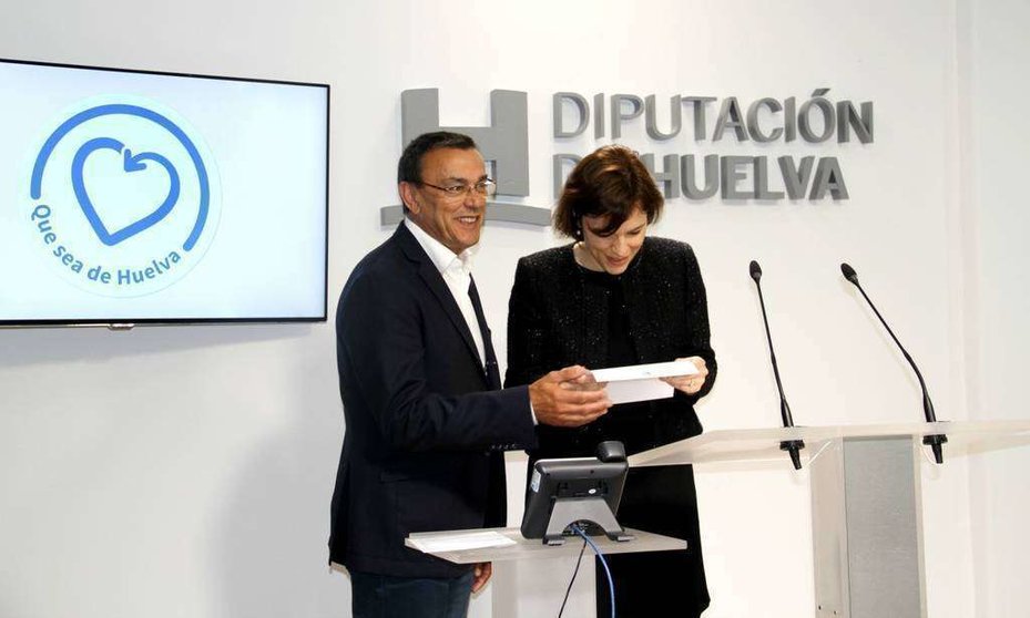 El presidente de la Diputación de Huelva, Ignacio Caraballo, da a conocer al ganador del Premio de Poesía Juan Ramón Jiménez. (EL CORREO)