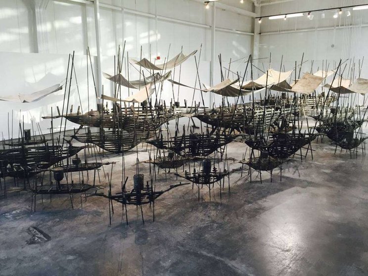 Un total de 26 barcos de hierro componen la exposición de Xavier Mascaró en Abu Dhabi.