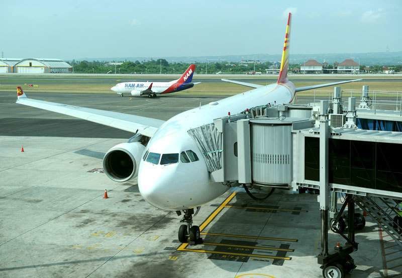 El avión de Hong Kong Airlines, en Bali tras el aterrizaje de emergencia. (AFP)