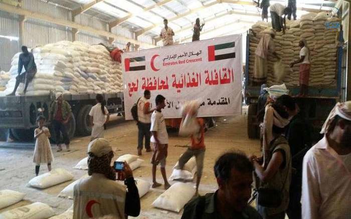 La Media Luna Roja de Emiratos Árabes ha distribuido bolsas de alimentos en Yemen en varias ocasiones.