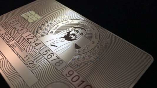 La tarjeta de crédito disponible en Emiratos con oro y diamantes.