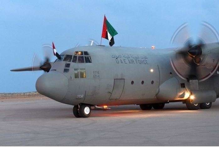 El primer avión que transportaba ayuda EAU para el pueblo de Mukalla aterrizó en el aeropuerto de Al Riyan. 