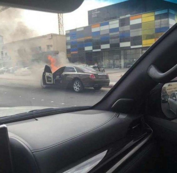 El vehículo en llamas tras una persecución policial en Riad.
