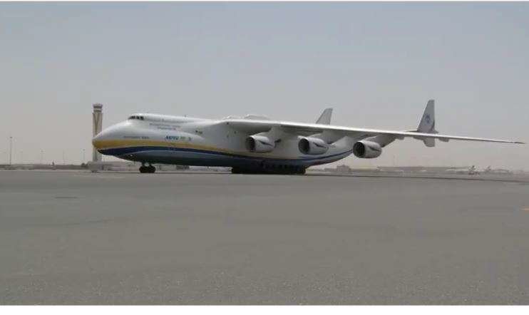 El avión Antonov 225 en el Aeropuerto DWC de Dubai.