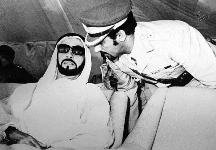 El jeque Faisal de uniforme junto al jeque Zayed, padre fundador de EAU.