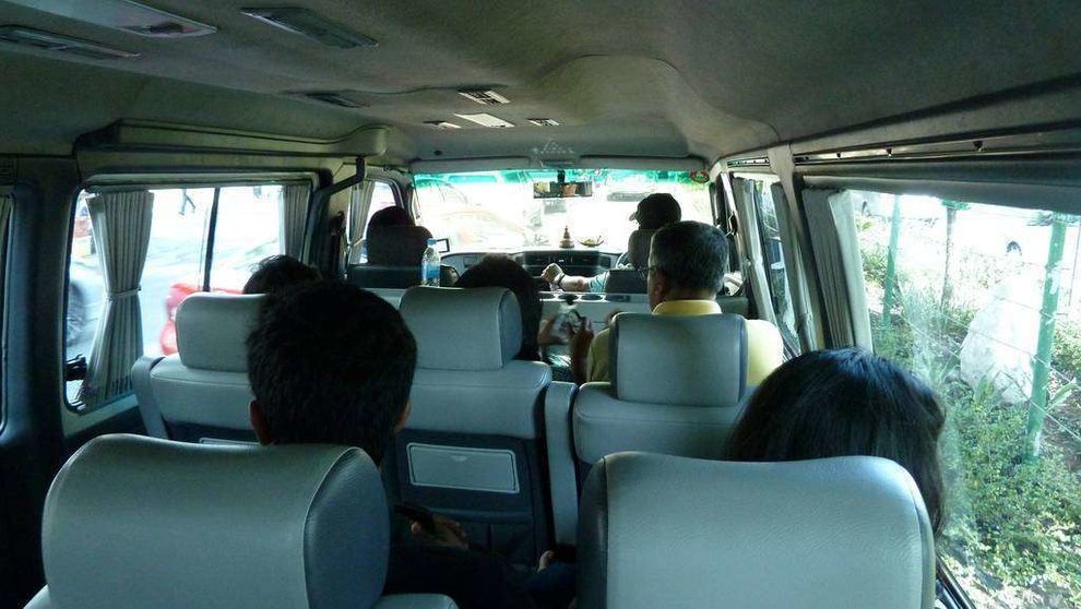 Pasajeros en el interior de un minibús. (Dushan Hanuska, Flickr)