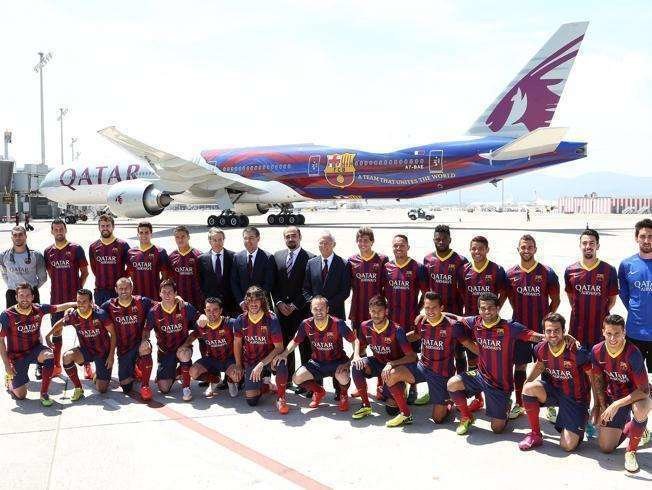 Imagen de archivo del equipo de fútbol del Barça junto a un avión de Qatar Airways.