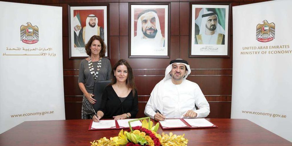 Mohammed Ahmed Bin Abdul Aziz Al Shehhi y Eva Martín firman el acuerdo. De pie, María José Fernández. (Cedida)