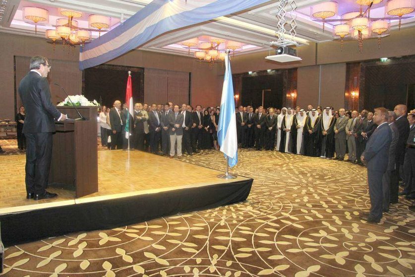 El embajador de Argentina en Emiratos, Fernando de Martini, durante su intervención en la conmemoración en Abu Dhabi del 200 aniversario de la Independencia de su país. (EL CORREO)