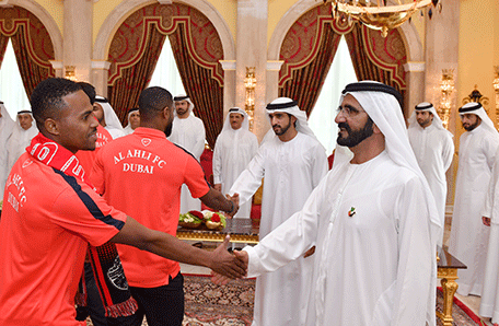 El jeque Mohammed recibe los jugadores del club Al Ahli.