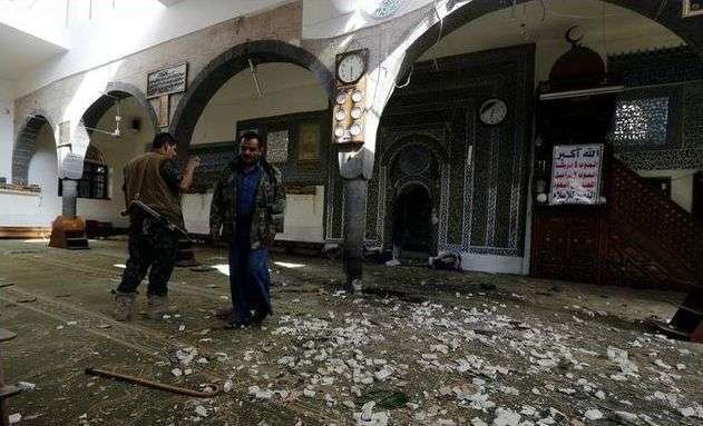 Estado que quedó una mezquita de Saná tras una explosión el pasado año. (Twitter / EPA)