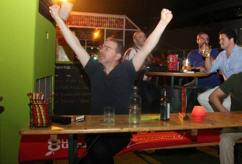 Un madridista muestra su alegría en el restaurante Garden 8 del hotel Media One de Dubai tras un gol. (EL CORREO)